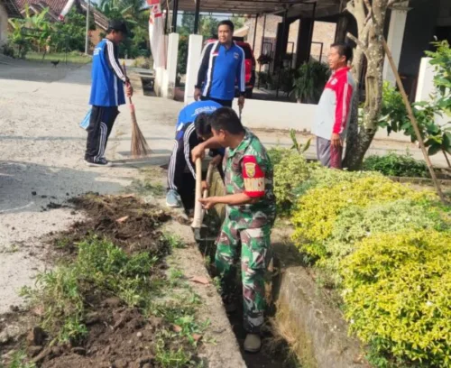 Babinsa Koramil Way Tuba Bersama Masyarakat Gotong Royong di Kampung Binaan