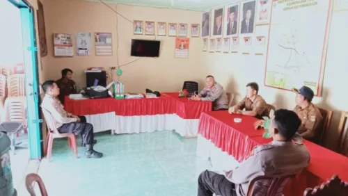 Sat Binmas Polres Lampung Tengah Melaksanakan Patroli Sambang di Kantor Kampung Haji Pemanggilan