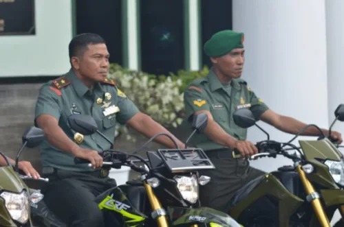 Tunjang Tugas Pokok Para Babinsa Jajaran Korem 043/Gatam, Brigjen TNI Iwan Ma’ruf Serahkan 5 Unit Motor CRF