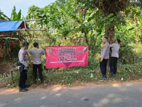 Upaya Cegah Karhutla, Sat Binmas Polresta Bandar Lampung Pasang Banner Himbauan