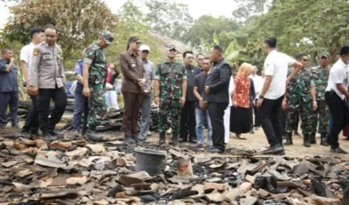 Bupati Lamsel Beri Bantuan Korban Kebakaran di Desa Purwotani Kecamatan Jati Agung