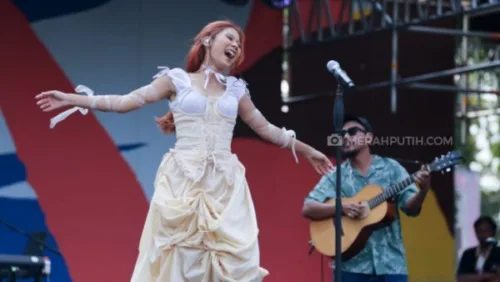 Nadin Amizah Nyanyikan Lagu ‘Sorak Sorai’ di Synchronize Festival 2023 untuk Mendiang Jon Kastella
