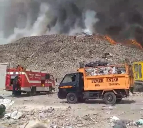 Kebakaran di Gunungan Sampah di TPA Putri Cempo Solo
