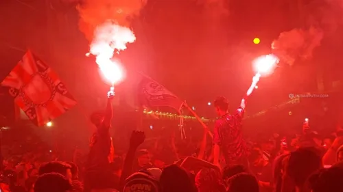 Ribuan Suporter Persis Solo Rayakan 1 Abad dengan Pesta Flare dan Kembang Api