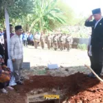 Bupati Pesawaran Berikan Penghormatan Terakhir untuk Mendiang Pj Bupati Pesawaran Pertama