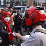 Sambut Hari Kemerdekaan RI ke-78, Walikota Eva Dwiana Bagikan 3800 Bendera Merah Putih