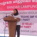 Walikota Hj. Eva Dwiana Serahkan Perlengkapan Sekolah Jenjang SD Dan SMP