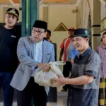 Langsung ke Lokasi Korban Puting Beliung, Wahdi Serahkan Bantuan