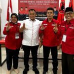 Lampung Selatan, Lampungtoday : Politisi Partai Demokrasi Indonesia Perjuangan (PDIP) Lampung Selatan, Nanang Ermanto siap ikuti kontestasi Pilkada Lampung Selatan November 2024 mendatang. Kesiapan atau keseriusan Nanang Ermanto yang juga saat ini sebagai Bupati Lampung Selatan, dibuktikan dengan pengembalian berkas penjaringan beberapa waktu lalu serta mengikuti fit and proper tes dan kelayakan di DPD PDI Perjuangan Provinsi Lampung, Rabu (29/5/2024) yang berada di Jl. Soekarno Hatta No.109, Labuhan Dalam, Kec. Tj. Senang, Kota Bandar Lampung. Diketahui, Fit and proper test dilakukan oleh tim penjaringan dan penyaringan DPD PDI Perjuangan Provinsi Lampung yakni Ketua Watoni Noerdin, Sekretaris Apriliati, dan anggota, DOnald Harris Sihotang, Siska, dan Cik Raden. Nanang Ermanto mengatakan, menjalani fit and proper tes ditanyai mengenai apa yang akan dilakukan kedepan serta yang telah dijalankan progres saat menjabat Bupati Lampung Selatan. “Selain itu, ditanyai mengenai visi dan misi serta program-program kerja,” kata dia. Sebagai informasi, mengenakan pakaian kemeja putih bercelana hitam Nanang Ermanto tiba di sekretariat DPD PDIP Lampung sekitar pukul 16.00 wib, 1 jam lebih awal dari jadwal tes yang ditentukan. Selanjutnya, tes tersebut merupakan salah satu syarat dari DPD PDIP Lampung untuk calon yang maju dalam pilkada melalui partai PDI-P. Kemudian, juga akan ada tahapan lainnya seperti sekolah partai yang di peruntukan bagi calon kada yang akan di usung oleh partai PDI-P. (Rls)