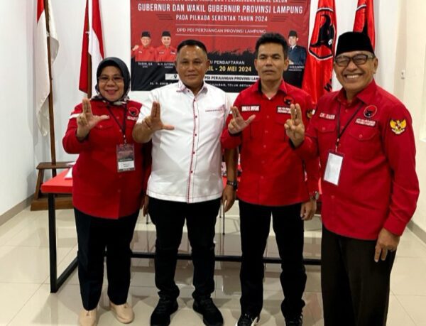 Lampung Selatan, Lampungtoday : Politisi Partai Demokrasi Indonesia Perjuangan (PDIP) Lampung Selatan, Nanang Ermanto siap ikuti kontestasi Pilkada Lampung Selatan November 2024 mendatang. Kesiapan atau keseriusan Nanang Ermanto yang juga saat ini sebagai Bupati Lampung Selatan, dibuktikan dengan pengembalian berkas penjaringan beberapa waktu lalu serta mengikuti fit and proper tes dan kelayakan di DPD PDI Perjuangan Provinsi Lampung, Rabu (29/5/2024) yang berada di Jl. Soekarno Hatta No.109, Labuhan Dalam, Kec. Tj. Senang, Kota Bandar Lampung. Diketahui, Fit and proper test dilakukan oleh tim penjaringan dan penyaringan DPD PDI Perjuangan Provinsi Lampung yakni Ketua Watoni Noerdin, Sekretaris Apriliati, dan anggota, DOnald Harris Sihotang, Siska, dan Cik Raden. Nanang Ermanto mengatakan, menjalani fit and proper tes ditanyai mengenai apa yang akan dilakukan kedepan serta yang telah dijalankan progres saat menjabat Bupati Lampung Selatan. “Selain itu, ditanyai mengenai visi dan misi serta program-program kerja,” kata dia. Sebagai informasi, mengenakan pakaian kemeja putih bercelana hitam Nanang Ermanto tiba di sekretariat DPD PDIP Lampung sekitar pukul 16.00 wib, 1 jam lebih awal dari jadwal tes yang ditentukan. Selanjutnya, tes tersebut merupakan salah satu syarat dari DPD PDIP Lampung untuk calon yang maju dalam pilkada melalui partai PDI-P. Kemudian, juga akan ada tahapan lainnya seperti sekolah partai yang di peruntukan bagi calon kada yang akan di usung oleh partai PDI-P. (Rls)