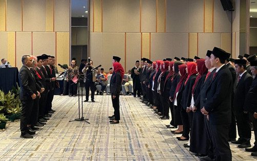 Ketua Bawaslu Kota Bandar Lampung Resmi Melantik 60 Anggota Panwaslu Kecamatan