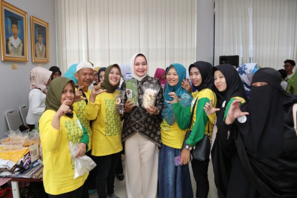 Ibu Riana Sari Arinal Buka Kegiatan Sosialisasi dan Bimtek Literasi Keuangan untuk UMKM Perempuan di FEB Unila 