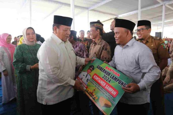 Gubernur Arinal dan Riana Hadiri Pengajian Akbar Pemprov Lampung di Kecamatan Kedondong, Pesawaran