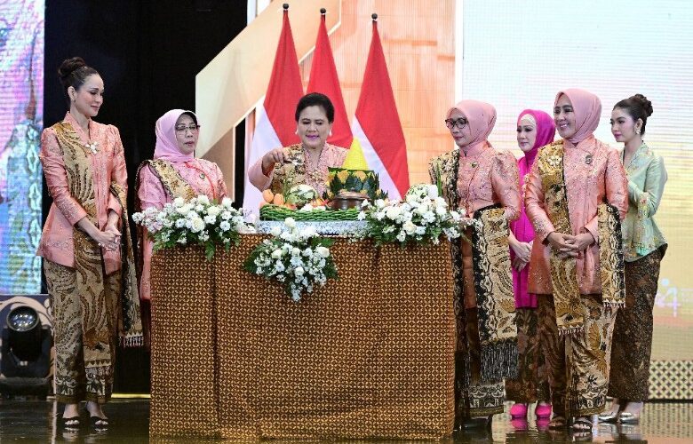 HUT Dekranasda, Ibu Negara Beserta Jajaran Kenakan Kebaya Disulam Benang Tapis