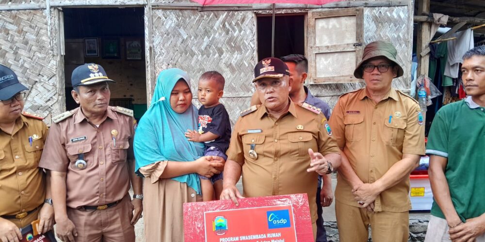 Bupati Lampung Selatan Serahkan 2 Bantuan Bedah Rumah CSR PT ASDP di Kecamatan Bakauheni