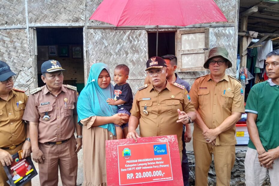 Bupati Lampung Selatan Serahkan 2 Bantuan Bedah Rumah CSR PT ASDP di Kecamatan Bakauheni