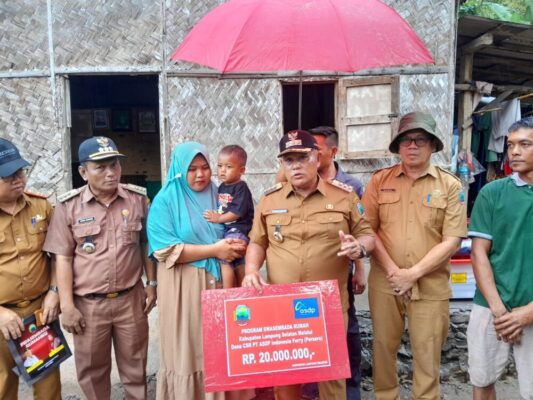 Bupati Lampung Selatan Serahkan 2 Bantuan Bedah Rumah CSR PT ASDP di Kecamatan Bakauheni