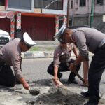 Satlantas Polres Lambar Peduli dan Tanggap Cepat Tepat Terhadap Jalan Berlubang di Tugu Ara