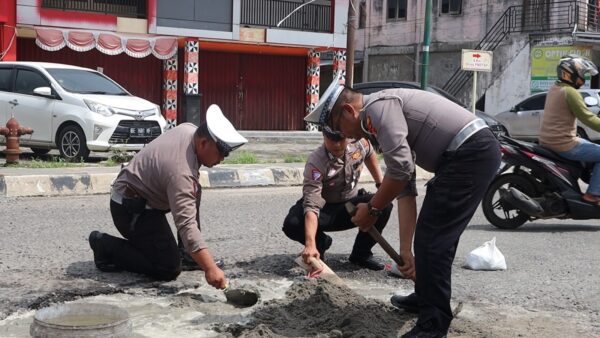 Satlantas Polres Lambar Peduli dan Tanggap Cepat Tepat Terhadap Jalan Berlubang di Tugu Ara