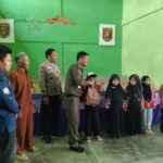 Pj. Peratin Hanakau Bagikan Beras Kepada Anak Yatim dan Mengapresiasi Siswa Berprestasi