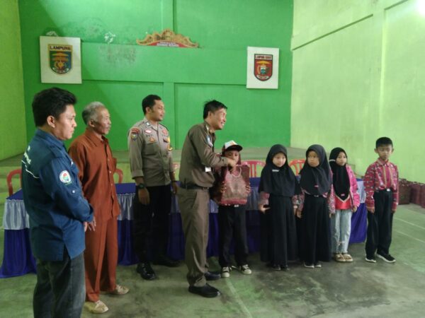 Pj. Peratin Hanakau Bagikan Beras Kepada Anak Yatim dan Mengapresiasi Siswa Berprestasi