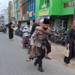 Aksi Polisi di Bandar Lampung Gendong Warga Disabilitas Yang Akan Solat Ied