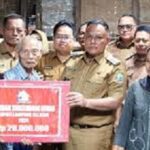 Bupati Nanang Ermanto Bedah 2 Rumah Tak Layak Huni di Desa Kecapi