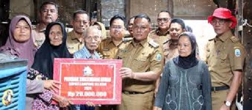 Bupati Nanang Ermanto Bedah 2 Rumah Tak Layak Huni di Desa Kecapi