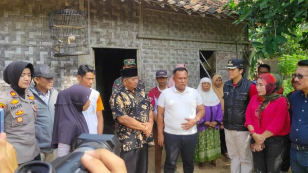 Bupati Nanang Ermanto Serahkan 3 Bantuan Bedah Rumah di Desa Karang Anyar