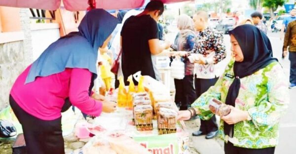 Eva Dwiana Berburu Takjil di Taman UMKM Bung Karno