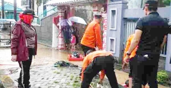 Eva Dwiana Cek Drainase Mampet di Kecamatan Panjang