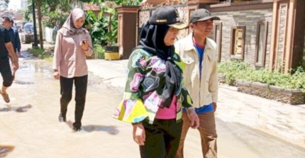 Eva Dwiana Prihatin Musibah Banjir Menimpa Warga