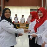 Eva Dwiana Serahkan SK PPPK Formasi Kesehatan