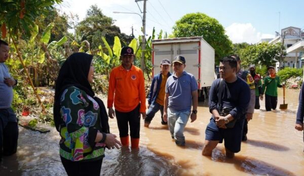 Walikota Eva Dwiana Tinjau Banjir di Citra Garden