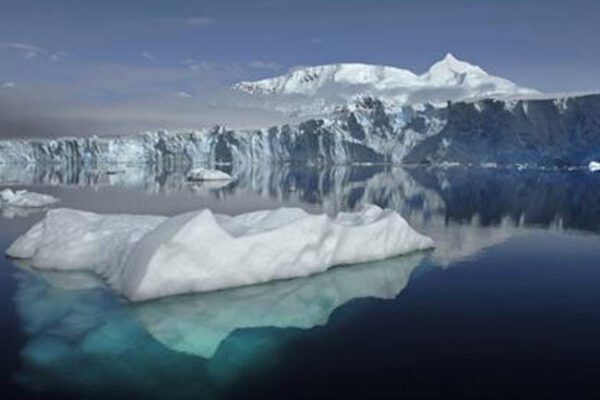 Gunung Es Raksasa Berukuran 380 Km² Pecah dari Rak Es Brunt di Antartika