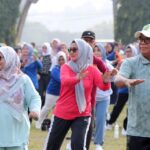 Hari Pertama Berdinas, Pj. Gubernur Samsudin dan Ibu Maidawati Retnoningsih Senam Bersama Pegawai Pemprov Lampung