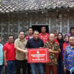 Nanang Ermanto Serahkan Bantuan 7 Unit Bedah Rumah di Kalianda