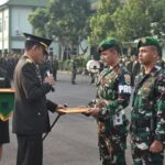 Danrem 043/Gatam Berikan Penghargaan Kepada 2 Orang Prajurit yang Berprestasi