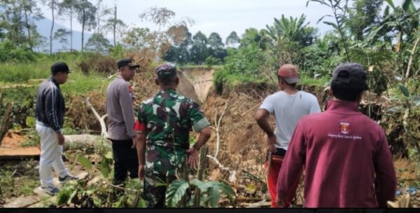 Camat Sukau dan Kapolsek Balik Bukit, Peduli ,Cepat Tepat, Tinjau Lokasi Longsor