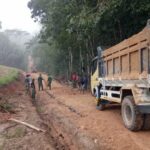 Warga Antusias Bantu Satgas TMMD ke-120 Kodim 0421/LS Ratakan Pasir Jalan Underlagh