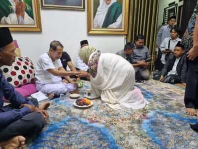 Nur Saadah Takziah di Abah Luthfi Yahya (Watimpres) di Pekalongan