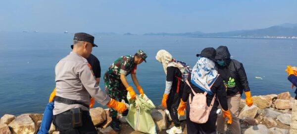 Babinsa Koramil TBS Bersama Ratusan Pecinta Lingkungan, Lakukan Aksi Bersih-bersih Pantai Kunyit