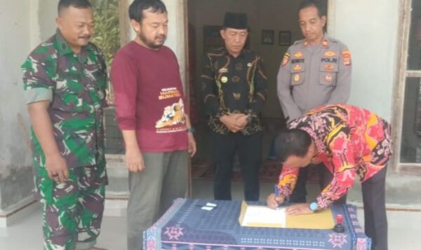 Kapolsek Semaka dan kakon SriPurnomo Hadiri Penyerahan Evakuasi Hewan Buaya ke BKSDA
