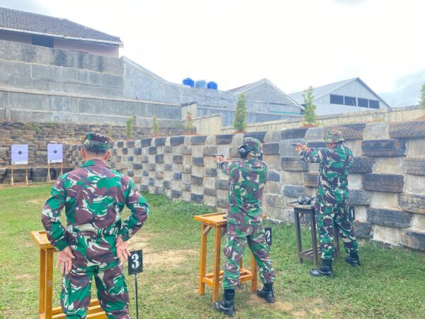 Asah Profesionalitas, Tingkatkan Kemampuan Prajurit Korem 043/Gatam Latihan Menembak