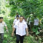Jalan Kaki Lewati Kebun Becek, Nanang Salurkan Bantuan Kepada Korban Kebakaran