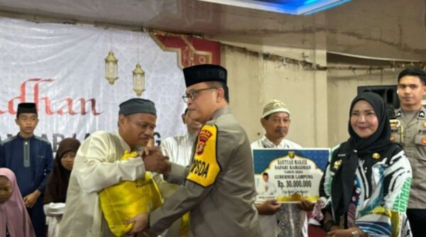 Kapolda dan Walikota Berikan Tali Asih Anak Yatim