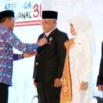 Mantap! Satu-satunya Wakil dari Pulau Sumatera, Nanang Ermanto dan Winarni Terima Tanda Kehormatan Satyalancana Wira Karya