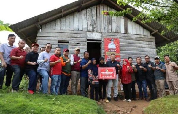 Nanang Ermanto Kembali Salurkan Bantuan 2  Unit Bedah Rumah di Tanjung Bintang
