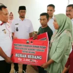 Nanang Ermanto Serahkan Bantuan Untuk 121 Rumah Terdampak Puting Beliung 