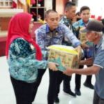 Petugas Kebersihan dan ASN Terima Bingkisan Lebaran